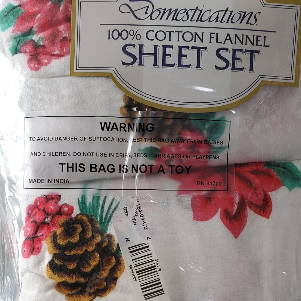 Vintage 4 Piece Flannel Santa And Poinsettia Christmas Sheets